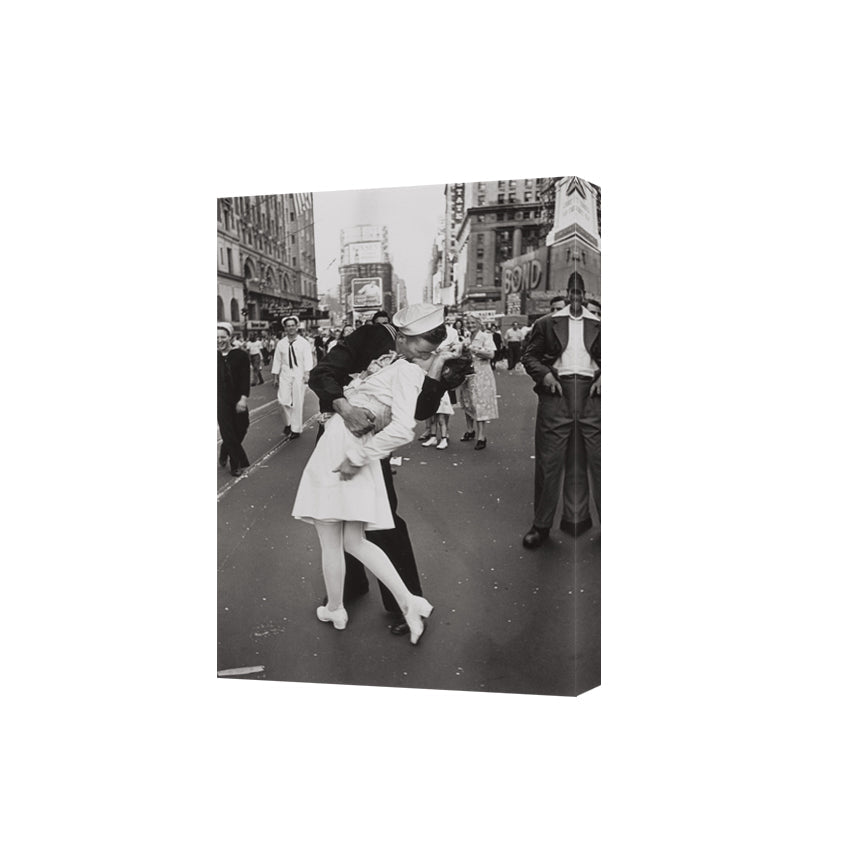 VE Day Kiss New York Wall Art - Frame Not Included eprolo