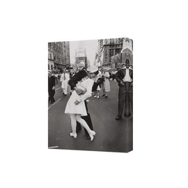 VE Day Kiss New York Wall Art - Frame Not Included eprolo