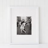 VE Day Kiss New York Wall Art - Frame Not Included eprolo