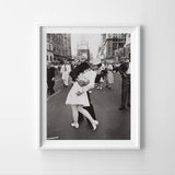 VE Day Kiss New York Wall Art - Frame Not Included eprolo
