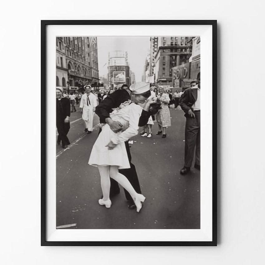 VE Day Kiss New York Wall Art - Frame Not Included eprolo