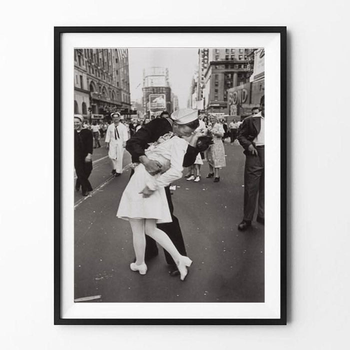 VE Day Kiss New York Wall Art - Frame Not Included eprolo