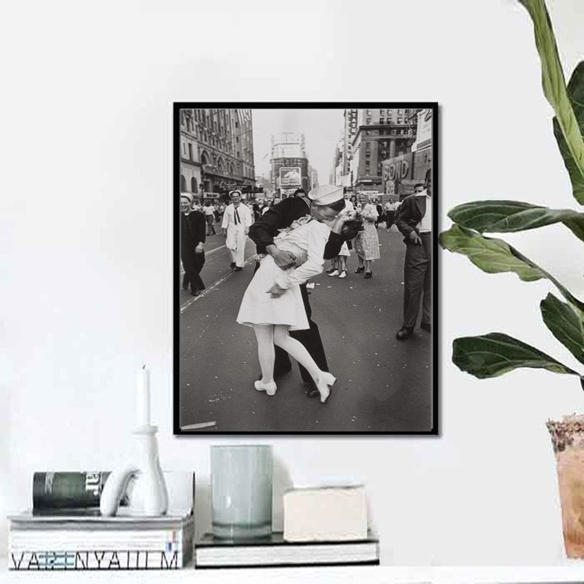 VE Day Kiss New York Wall Art - Frame Not Included eprolo